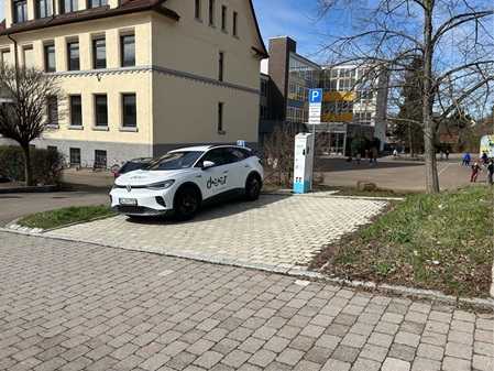 E-Carsharing Auto vor der Grundschule Kuchen in der Staubstr.