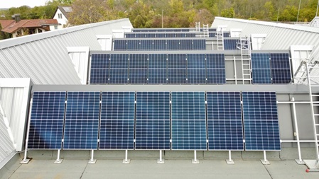 Photovoltaikanlage auf dem Dach der Ankenhalle