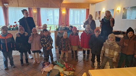 Kinder vom Kindergarten in der Schule im Haus Spitzenberg