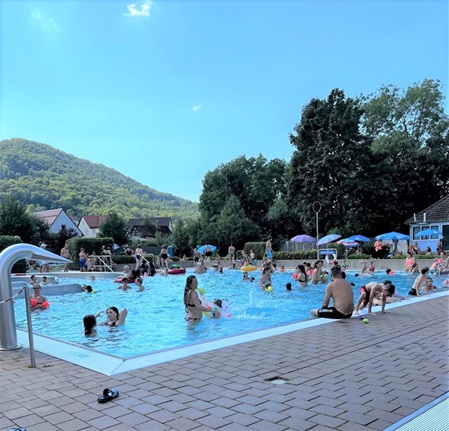 Freibadbesucher im Wasser