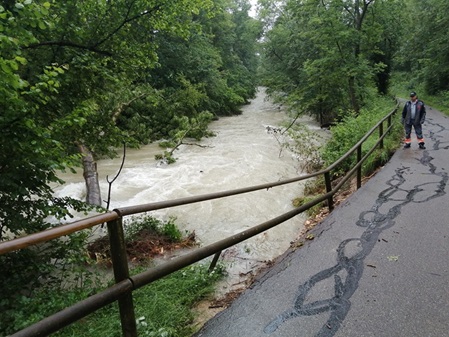 Abgerutschter Radweg Ebersteinach mit Bauhofleiter Rainer Heuschneider