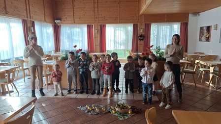 Kindergartenbesuch bei den Senioren